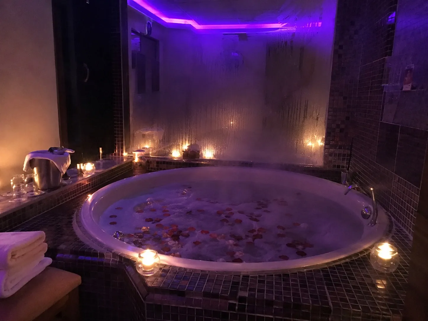 قسم الحمّام والجاكوزي في Lila Spa — بغجلار